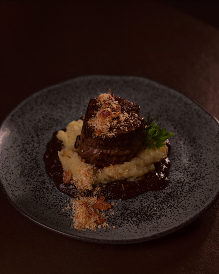 2.1 - Medalhão de filé com purê rústico de batatas