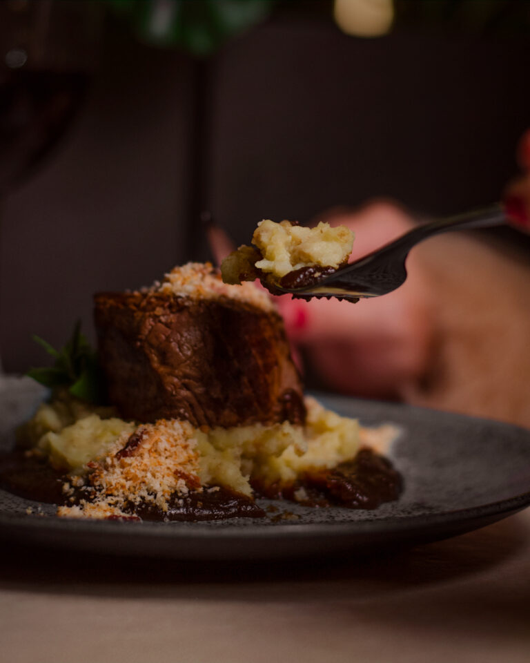 2.2 - Medalhão de filé com purê rústico de batatas